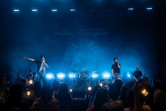 밴드 엔플라잉이 월드투어 2025 N.Flying LIVE WORLD TOUR '&CON4 : FULL CIRCLE'(2025 엔플라잉 라이브 월드 투어 '엔콘4 : 풀 써클')에서 환상적인 무대를 보여주고 있다. [사진=FNC엔터테인먼트]