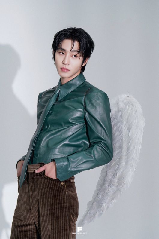 배우 안효섭이 화보 촬영에서 포즈를 취하고 있다. [사진=더프레젠트컴퍼니]