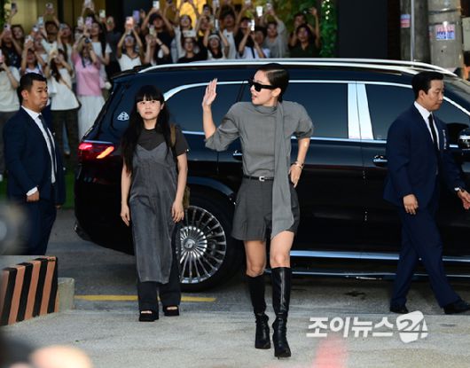 그룹 블랙핑크 제니가 4일 오후 서울 성수동 인근에서 진행된 아이웨어 브랜드 포토콜 행사에 참석하고 있다. [사진=정소희 기자]