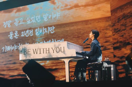 박보검이 지난 6일 마카오 더 런더너 아레나에서 진행된 팬미팅에서 팬들을 만나고 있다. [사진=더블랙레이블]