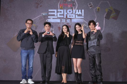 장진, 박지윤, 장동민, 김지훈, 안유진이 16일 서울 구로구 라마다서울신도림호텔에서 열린 넷플릭스 새 예능 '크라임씬 제로' 제작발표회에서 포즈를 취하고 있다. [사진=넷플릭스코리아]