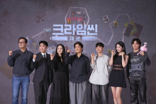 윤현준PD, 황슬우PD, 장진, 박지윤, 장동민, 김지훈, 안유진이 16일 서울 구로구 라마다서울신도림호텔에서 열린 넷플릭스 새 예능 '크라임씬 제로' 제작발표회에서 포즈를 취하고 있다. [사진=넷플릭스코리아]