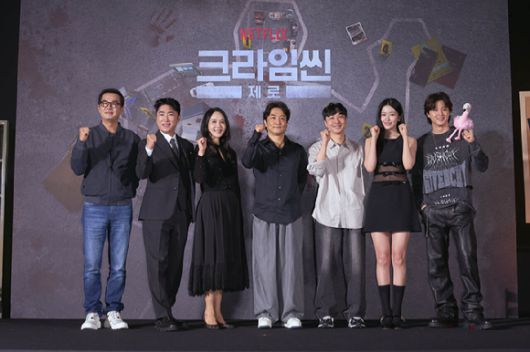 윤현준PD, 황슬우PD, 장진, 박지윤, 장동민, 김지훈, 안유진이 16일 서울 구로구 라마다서울신도림호텔에서 열린 넷플릭스 새 예능 '크라임씬 제로' 제작발표회에서 포즈를 취하고 있다. [사진=넷플릭스코리아]