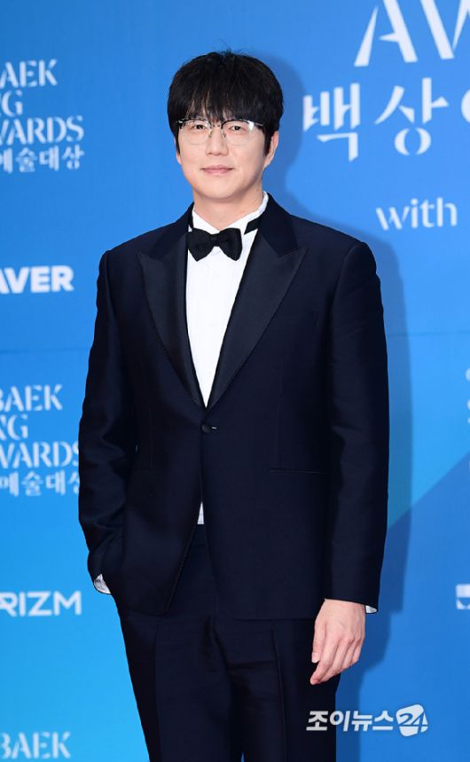 가수 성시경이 5일 오후 서울 삼성동 코엑스에서 열린 제61회 백상예술대상 시상식 레드카펫 행사에 참석하고 있다. [사진=정소희 기자]