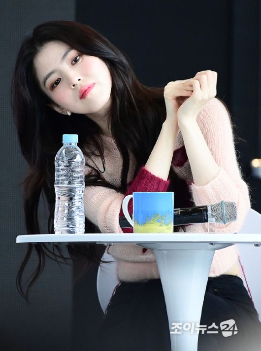 배우 한소희가 18일 부산광역시 해운대구 우동 영화의 전당에서 열린 제30회 부산국제영화제(BIFF) 오픈 토크 '프로젝트 Y' 행사에 참석하고 있다. [사진=정소희 기자]