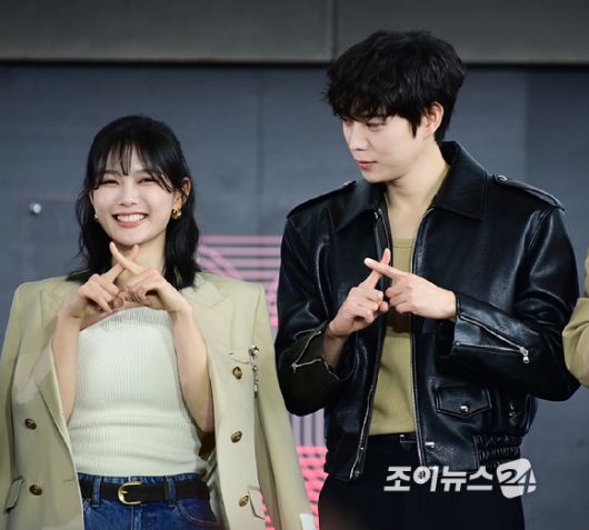 배우 김유정과 김영대가 19일 오후 부산광역시 해운대구 우동 영화의 전당에서 열린 제30회 부산국제영화제(BIFF) '친애하는 X' 야외무대인사 행사에 참석하고 있다. [사진=정소희 기자]