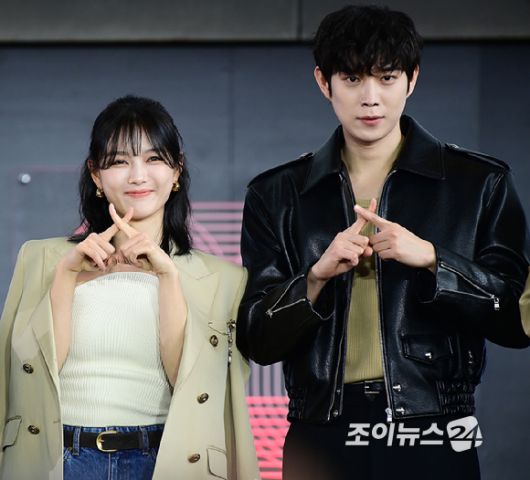 배우 김유정과 김영대가 19일 오후 부산광역시 해운대구 우동 영화의 전당에서 열린 제30회 부산국제영화제(BIFF) '친애하는 X' 야외무대인사 행사에 참석하고 있다. [사진=정소희 기자]