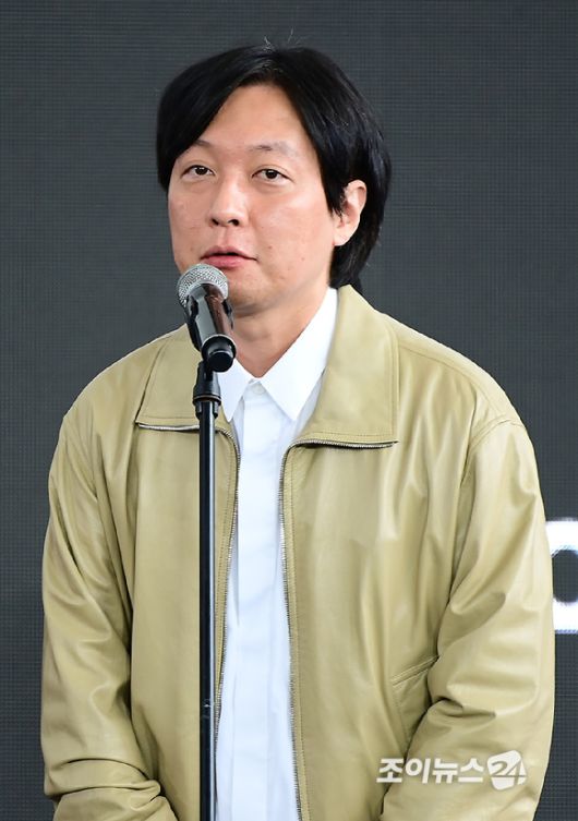 김병우 감독이 19일 오후 부산광역시 해운대구 우동 영화의 전당에서 열린 제30회 부산국제영화제(BIFF) '대홍수' 야외무대인사 행사에 참석하고 있다. [사진=정소희 기자]