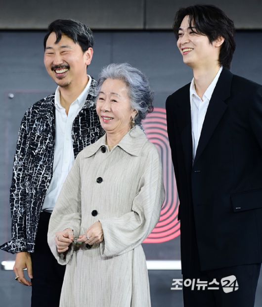 앤드류 안 감독-배우 윤여정-한기찬이 19일 오후 부산광역시 해운대구 우동 영화의 전당에서 열린 제30회 부산국제영화제(BIFF) '결혼 피로연' 야외무대인사 행사에 참석하고 있다. [사진=정소희 기자]