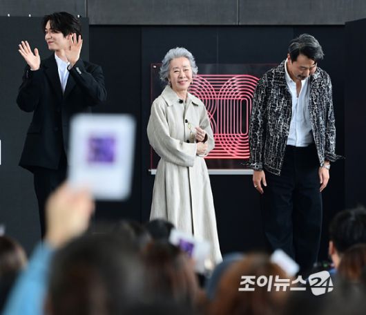 배우 한기찬-윤여정-앤드류안 감독이 19일 오후 부산광역시 해운대구 우동 영화의 전당에서 열린 제30회 부산국제영화제(BIFF) '결혼 피로연' 야외무대인사 행사에 참석하고 있다. [사진=정소희 기자]