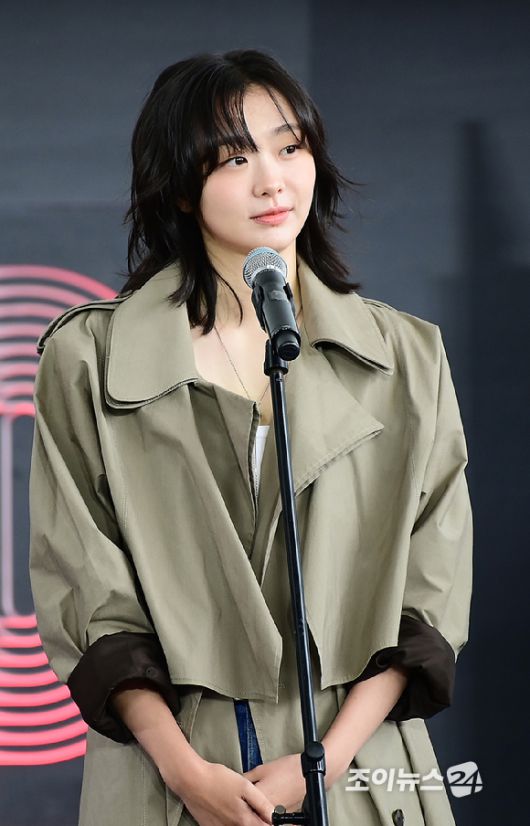 배우 김다미가 19일 오후 부산광역시 해운대구 우동 영화의 전당에서 열린 제30회 부산국제영화제(BIFF) '대홍수' 야외무대인사 행사에 참석하고 있다. [사진=정소희 기자]