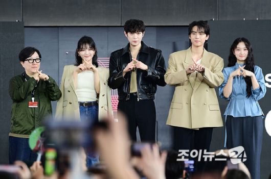 (왼쪽부터)김륜희 프로듀서-배우 김유정-김영대-김도훈-김이경이 19일 오후 부산광역시 해운대구 우동 영화의 전당에서 열린 제30회 부산국제영화제(BIFF) '친애하는 X' 야외무대인사 행사에 참석하고 있다. [사진=정소희 기자]