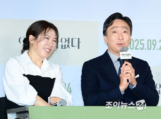 배우 염혜란과 이성민이 22일 오후 서울 CGV 용산아이파크몰에서 열린 영화 '어쩔수가 없다' (감독 박찬욱) 언론시사회에 참석하고 있다.