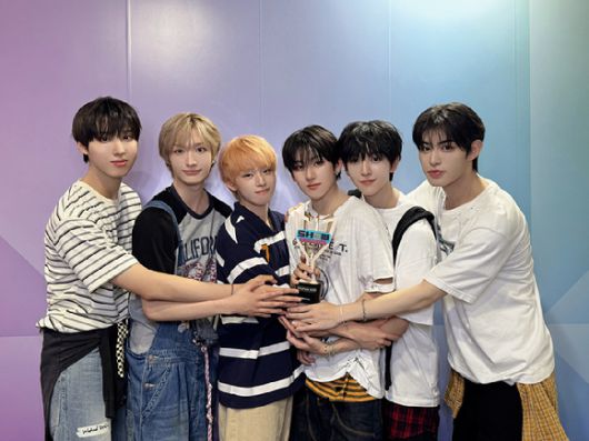 킥플립이 데뷔 첫 음악방송 1위를 차지한 후 기념 사진을 촬영하고 있다. [사진=JYP엔터테인먼트]