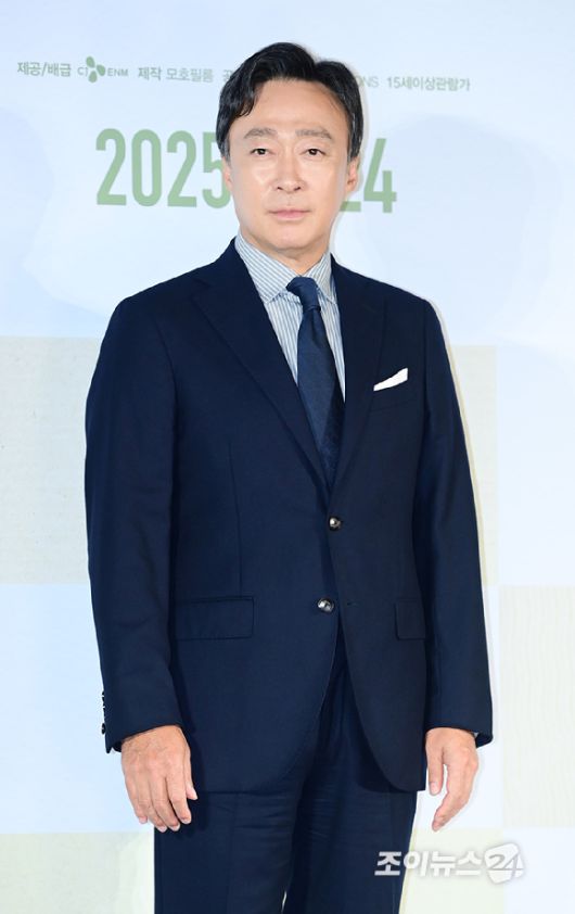 배우 이성민이 22일 오후 서울 CGV 용산아이파크몰에서 열린 영화 '어쩔수가 없다' (감독 박찬욱) 언론시사회에 참석하고 있다. [사진=정소희 기자]