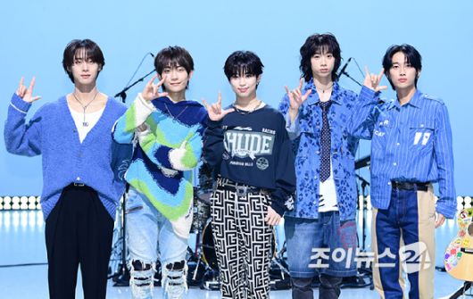 밴드 하이파이유니콘이 13일 오후 서울 마포구 상암동 MBC 공개홀에서 열린 Hi-Fi Un!corn(하이파이유니콘) Single Album 'Teenage Blue' 발매 쇼케이스에 참석하고 있다. [사진=정소희 기자]