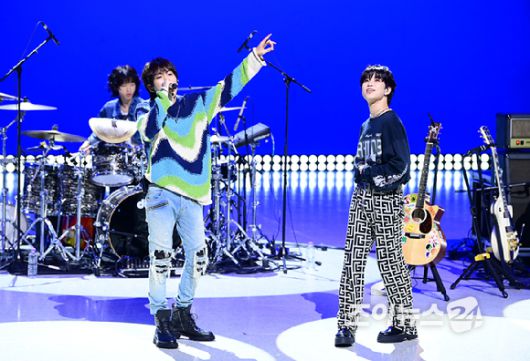 밴드 하이파이유니콘이 13일 오후 서울 마포구 상암동 MBC 공개홀에서 열린 Hi-Fi Un!corn(하이파이유니콘) Single Album 'Teenage Blue' 발매 쇼케이스에 참석해 타이틀곡 'Teenage Blue' 무대를 선보이고 있다. [사진=정소희 기자]