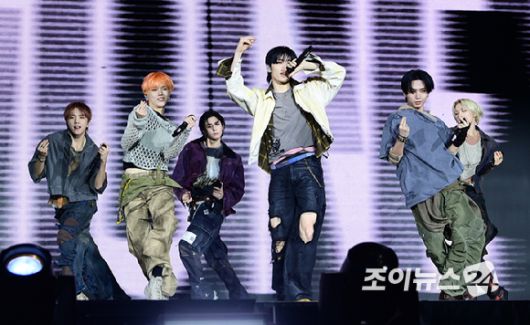 그룹 보이넥스트도어가 20일 오후 서울 강서구 KBS아레나에서 열린 보이넥스트도어(BOYNEXTDOOR) 새 앨범 '디 액션'(The Action) 쇼케이스에 참석해 타이틀곡 '헐리우드 액션' 무대를 선보이고 있다. [사진=정소희 기자]