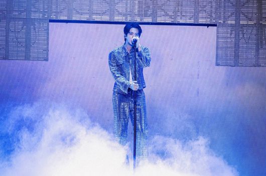 방탄소년단 진이 31일 오후 인천 미추홀구 인천문학경기장 주경기장에서 솔로 앙코르 팬콘서트' '#RUNSEOKJIN_EP.TOUR_ENCORE'를 열고 무대를 선보이고 있다. [사진=빅히트 뮤직]