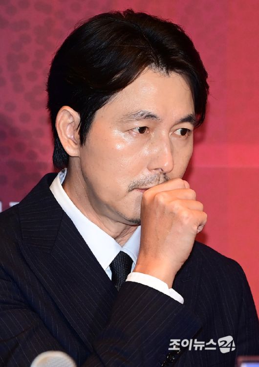 배우 정우성이 18일 오후 부산광역시 시그니엘 그랜드볼룸에서 열린 제33회 부일영화상에 전년도 수상자로 핸드프린팅 행사에 참석하고 있다. [사진=정소희 기자]