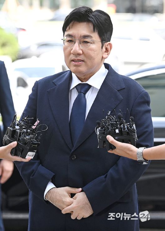 자본시장법상 부정거래행위 금지 위반 혐의를 받는 하이브(HYBE) 방시혁 의장이 15일 오전 서울경찰청 금융범죄수사대에 출석하고 있다. [사진=곽영래 기자]