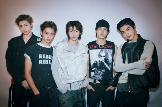 코르티스가 '아이하트라디오 라이브'에 출연해 사진을 촬영하고 있다. [사진=빅히트 뮤직]