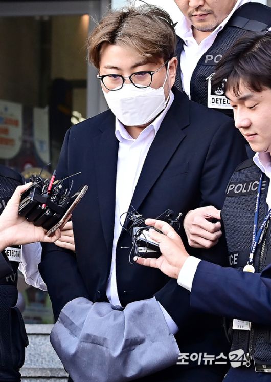 특정범죄가중처벌법(특가법)상 위험운전치상·도주치상, 도로교통법상 음주운전·사고후 미조치, 범인도피교사 등 혐의를 받고있는 가수 김호중이 31일 오전 서울 강남경찰서에서 구치소로 이감되고 있다. [사진=곽영래 기자]
