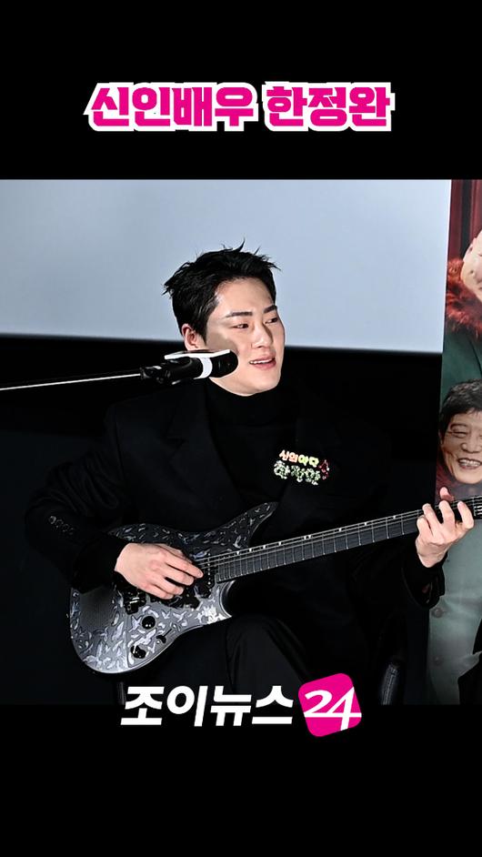 배우 한정완이 지난 8일 서울 용산구 CGV 용산아이파크몰점에서 열린 영화 '신의 악단'(감독 김형협) 제작보고회에 참석해 노래를 하고 있다. [사진=곽영래 기자]