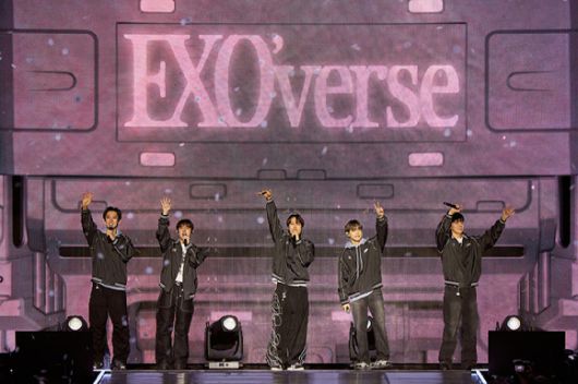 엑소가 팬미팅 'EXO'verse'에서 무대를 꾸미고 있다. [사진=SM엔터테인먼트]