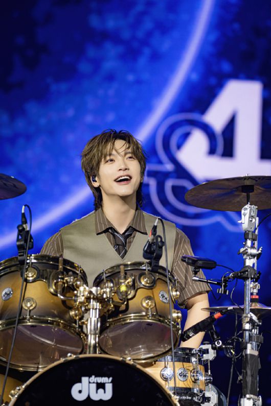 밴드 엔플라잉 김재현이 서울 앙코르 콘서트 2025 N.Flying LIVE '&CON4 ENCORE : Let's Roll &4EVER'(2025 엔플라잉 라이브 '엔콘4 앙코르 : 렛츠 롤 엔포에버')를 통해 팬들을 만나고 있다. [사진=FNC엔터테인먼트]