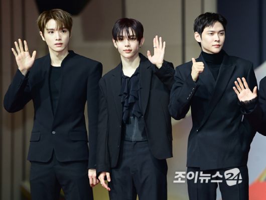 그룹 라이즈(RIIZE) 성찬-쇼타로-은석이 25일 오후 인천광역시 중구 운서동 인스파이어 아레나에서 열린 '2025 SBS 가요대전' 레드카펫 행사에 참석하고 있다.  [사진=정소희 기자]