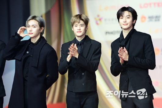 그룹 라이즈(RIIZE) 원빈-소희-앤톤이 25일 오후 인천광역시 중구 운서동 인스파이어 아레나에서 열린 '2025 SBS 가요대전' 레드카펫 행사에 참석하고 있다.  [사진=정소희 기자]