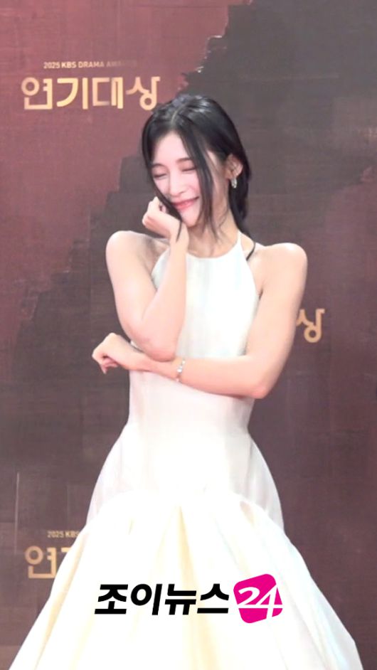 그룹 오마이걸 아린이 31일 오후 서울 여의도 KBS에서 열린 '2025 KBS 연기대상' 레드카펫 포토월 행사에서 춤을 추고 있다. [사진=문수지 기자]