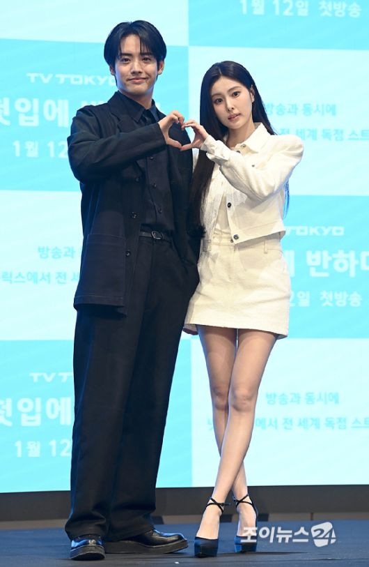 배우 아카소 에이지, 강혜원이 7일 오후 서울 구로구 더 세인트에서 진행된 '첫입에 반하다' 제작발표회에서 포즈를 취하고 있다. [사진=곽영래 기자]