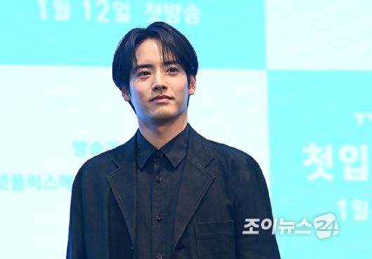 배우 아카소 에이지가 7일 오후 서울 구로구 더 세인트에서 진행된 '첫입에 반하다' 제작발표회에서 포즈를 취하고 있다. [사진=곽영래 기자]