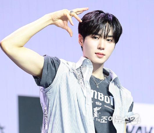 그룹 알파드라이브원 준서가 12일 오후 서울 용산구 블루스퀘어 SOL트래블홀에서 열린 알파드라이브원(ALPHA DRIVE ONE) 첫 번째 데뷔 미니 1집 'EUPHORIA'(유포리아) 발매 기념 쇼케이스에 참석하고 있다. [사진=정소희 기자]