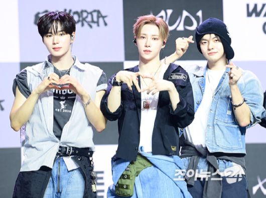 그룹 알파드라이브원 준서-아르노-리오가 12일 오후 서울 용산구 블루스퀘어 SOL트래블홀에서 열린 알파드라이브원(ALPHA DRIVE ONE) 첫 번째 데뷔 미니 1집 'EUPHORIA'(유포리아) 발매 기념 쇼케이스에 참석하고 있다. [사진=정소희 기자]