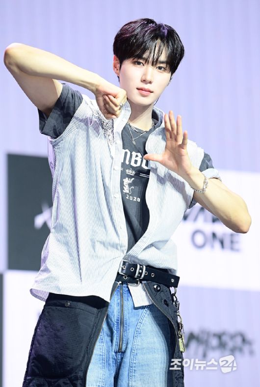 그룹 알파드라이브원 준서가 12일 오후 서울 용산구 블루스퀘어 SOL트래블홀에서 열린 알파드라이브원(ALPHA DRIVE ONE) 첫 번째 데뷔 미니 1집 'EUPHORIA'(유포리아) 발매 기념 쇼케이스에 참석하고 있다. [사진=정소희 기자]