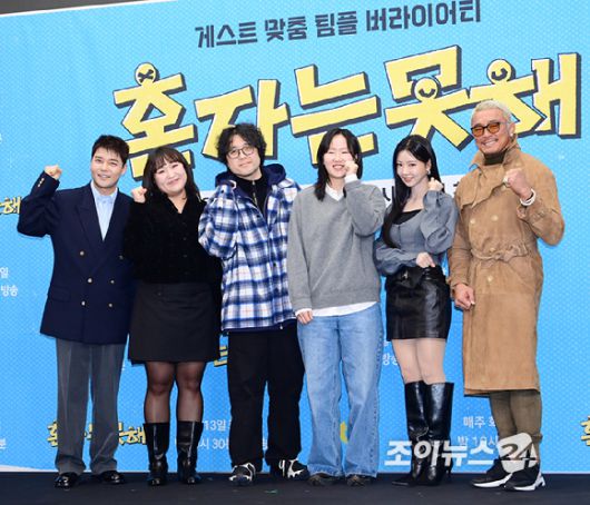 (왼쪽부터)전현무-이수지-홍상훈 CP-권예솔 PD-이세희-추성훈이 12일 오후 서울 마포구 스탠포드호텔에서 열린 JTBC 새 예능 프로그램 '혼자는 못 해' 제작발표회에 참석하고 있다. [사진=정소희 기자]