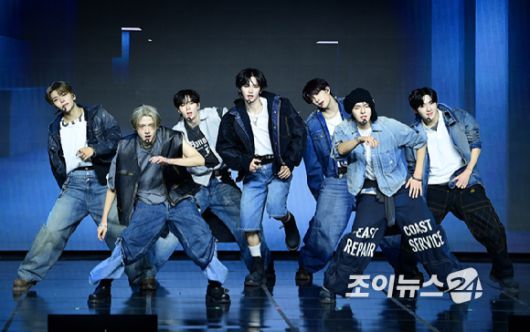 그룹 알파드라이브원이 12일 오후 서울 용산구 블루스퀘어 SOL트래블홀에서 열린 알파드라이브원(ALPHA DRIVE ONE) 첫 번째 데뷔 미니 1집 'EUPHORIA'(유포리아) 발매 기념 쇼케이스에서 타이틀곡 '프릭 알람' 무대를 선보이고 있다. [사진=정소희 기자]