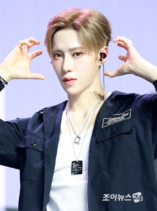 그룹 알파드라이브원 아르노가 12일 오후 서울 용산구 블루스퀘어 SOL트래블홀에서 열린 알파드라이브원(ALPHA DRIVE ONE) 첫 번째 데뷔 미니 1집 'EUPHORIA'(유포리아) 발매 기념 쇼케이스에 참석하고 있다. [사진=정소희 기자]