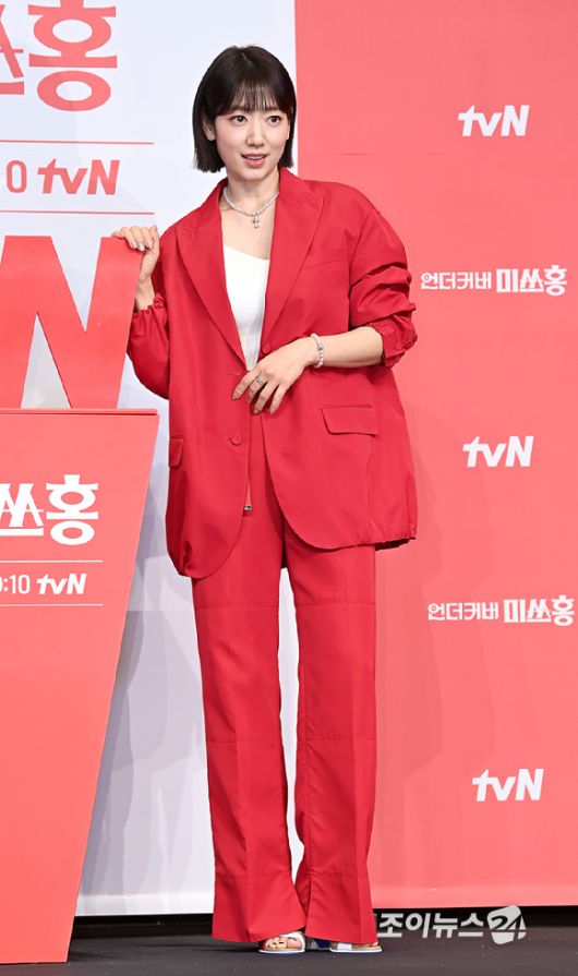 배우 박신혜가 12일 오후 서울 구로구 신도림 더링크 호텔에서 열린 tvN 새 토일드라마 '언더커버 미쓰홍' 제작발표회에서 포즈를 취하고 있다. [사진=곽영래 기자]