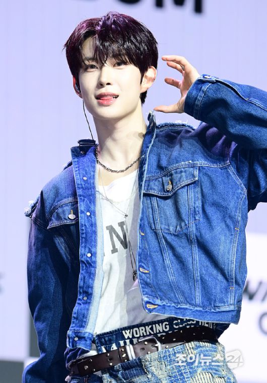 그룹 알파드라이브원 건우가 12일 오후 서울 용산구 블루스퀘어 SOL트래블홀에서 열린 알파드라이브원(ALPHA DRIVE ONE) 첫 번째 데뷔 미니 1집 'EUPHORIA'(유포리아) 발매 기념 쇼케이스에 참석하고 있다. [사진=정소희 기자]