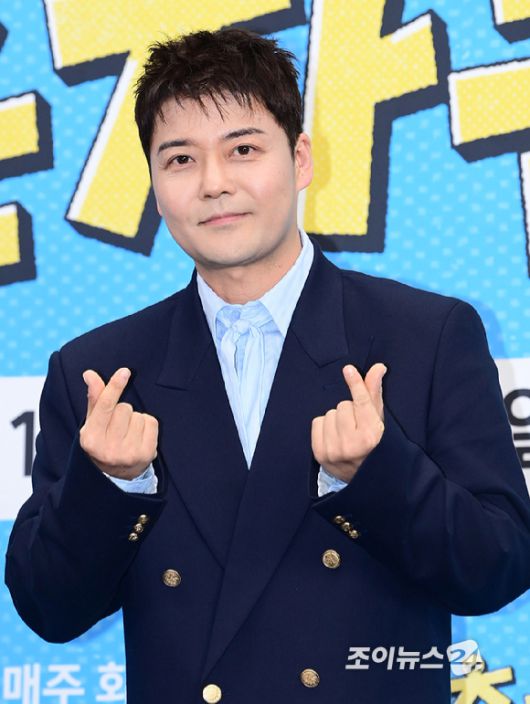 방송인 전현무가 12일 오후 서울 마포구 스탠포드호텔에서 열린 JTBC 새 예능 프로그램 '혼자는 못 해' 제작발표회에 참석하고 있다. [사진=정소희 기자]