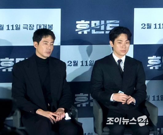 배우 조인성, 박정민이 영화 '휴민트' 제작보고회에서 대화를 나누고 있다. [사진=조이뉴스24 DB]