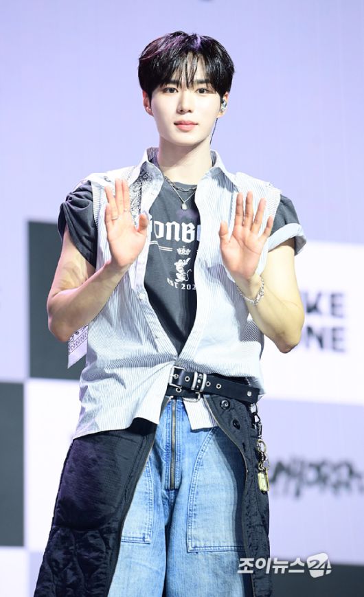 그룹 알파드라이브원 준서가 12일 오후 서울 용산구 블루스퀘어 SOL트래블홀에서 열린 알파드라이브원(ALPHA DRIVE ONE) 첫 번째 데뷔 미니 1집 'EUPHORIA'(유포리아) 발매 기념 쇼케이스에 참석하고 있다. [사진=정소희 기자]