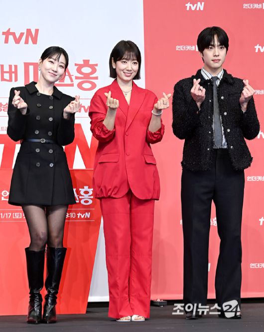 배우 하윤경, 박신혜, 조한결이 12일 오후 서울 구로구 신도림 더링크 호텔에서 열린 tvN 새 토일드라마 '언더커버 미쓰홍' 제작발표회에서 포즈를 취하고 있다. [사진=곽영래 기자]