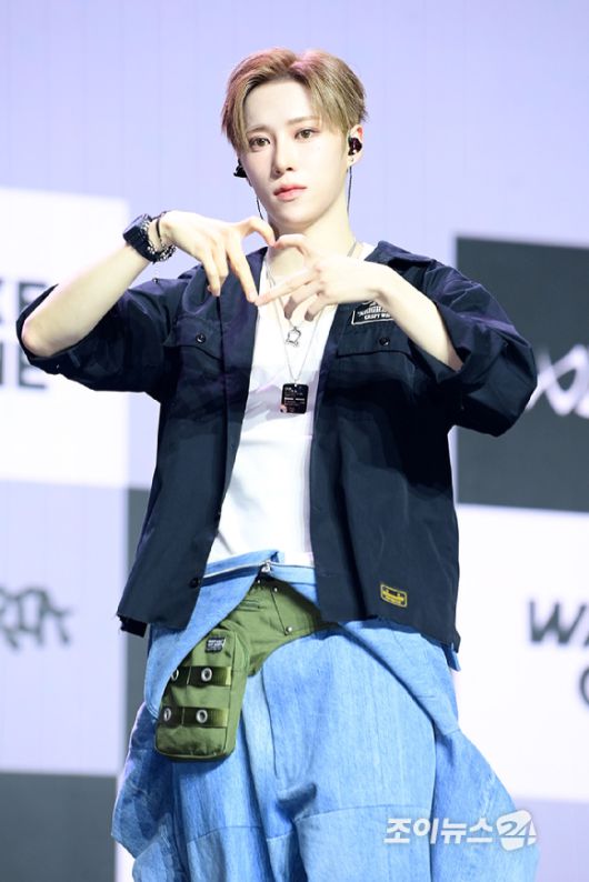 그룹 알파드라이브원 아르노가 12일 오후 서울 용산구 블루스퀘어 SOL트래블홀에서 열린 알파드라이브원(ALPHA DRIVE ONE) 첫 번째 데뷔 미니 1집 'EUPHORIA'(유포리아) 발매 기념 쇼케이스에 참석하고 있다. [사진=정소희 기자]