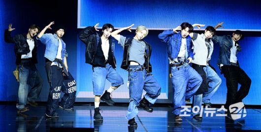 그룹 알파드라이브원이 12일 오후 서울 용산구 블루스퀘어 SOL트래블홀에서 열린 알파드라이브원(ALPHA DRIVE ONE) 첫 번째 데뷔 미니 1집 'EUPHORIA'(유포리아) 발매 기념 쇼케이스에서 타이틀곡 '프릭 알람' 무대를 선보이고 있다. [사진=정소희 기자]