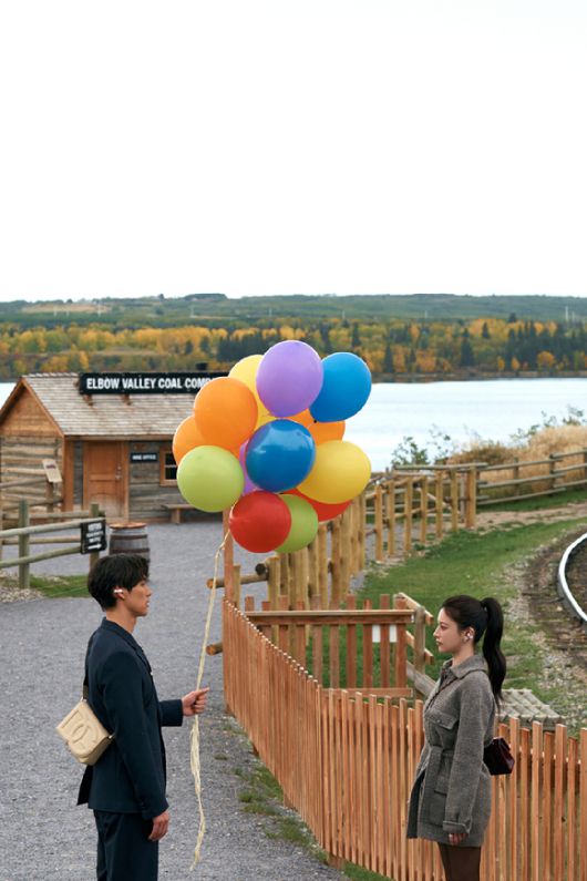 배우 김선호, 고윤정이 넷플릭스 시리즈 '이 사랑 통역 되나요?'에서 호흡을 맞추고 있다. [사진=넷플릭스]